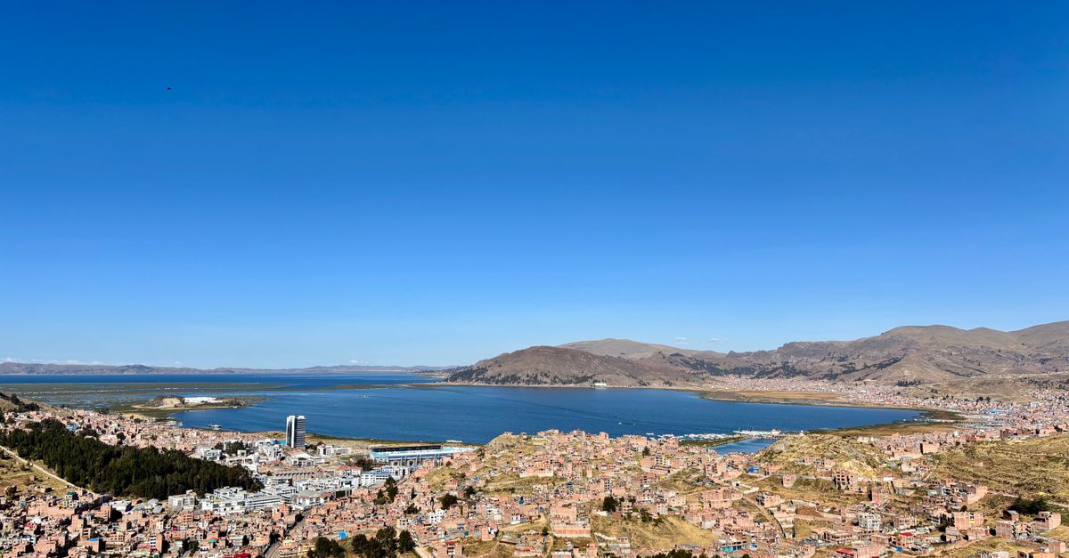 Vista aérea de una ciudad andina rodeada de montañas al amanecer